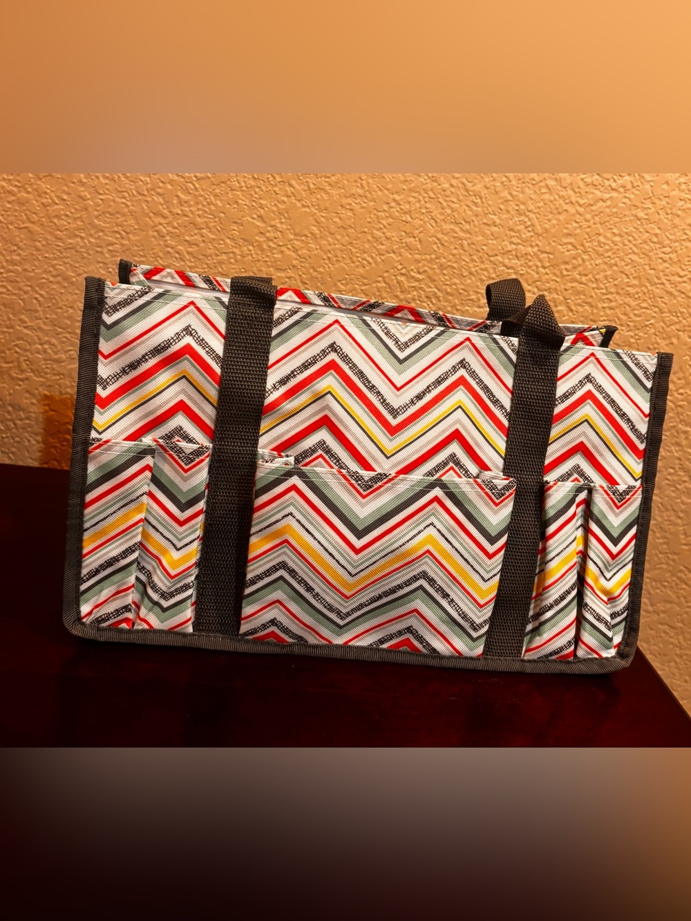 5/$25 Thirty-One Chevron Pattern Utility Tote Bag in Multicolor
